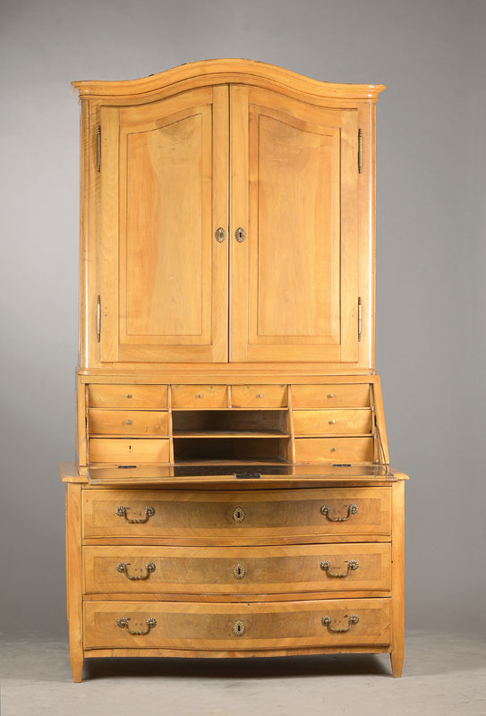 Aufsatzsekretär, südwestdeutsch, um 1770, Nussbaum massiv z.T. auf Weichholzkorpus furniert, 3-schübige Kommode mit gewölbter Front, Schubfront ...