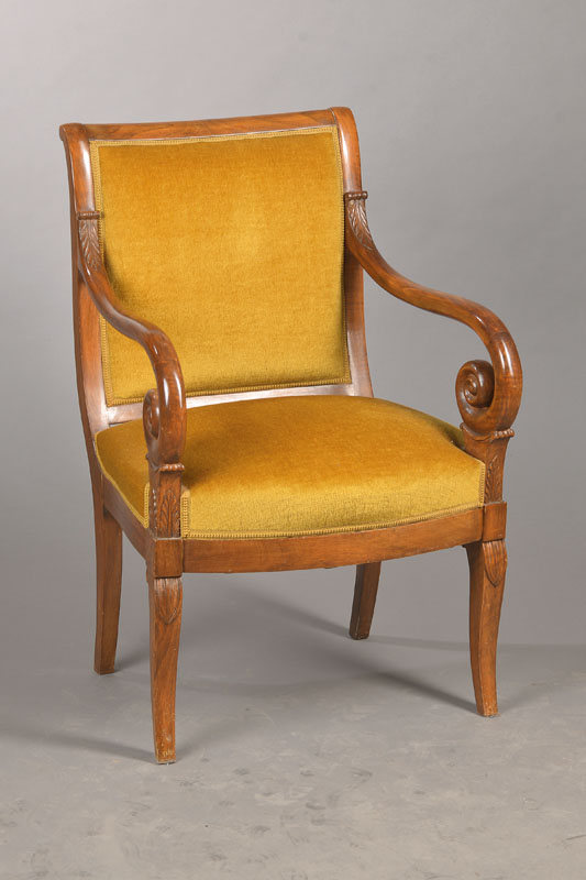 Armlehnstuhl, um 1835/40, Nussbaum massiv, geschwungene spätbiedermeierliche Form, Handläufe mit Schneckenenden, klassische stilisierte ...