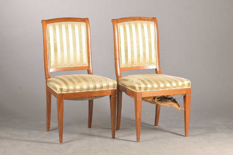6 Stühle, um 1860/70, Nussbaum massiv, Vorderbeine abgesetzt u. konisch, Hinterbeine u. Lehne elegant geschwungen, Bezug mit Gebr.-Sp., Polster z.T. ...