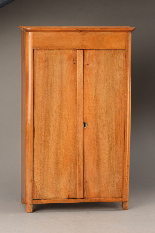 Miniturschränkchen, wohl südwestdeutsch, um 1900, im Biedermeierstil, Nussbaum massiv, 2-türig, abgerundete Ecken, Boden, Rückwand u. ...