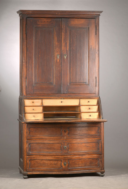 Aufsatzsekretär, wohl Südpfalz, um 1770, Eiche massiv, auf Rahmen gearbeitet, 3-teilig, Aufsatz 2-türig, mittiger Sekretärs mit 7- schübigem ...