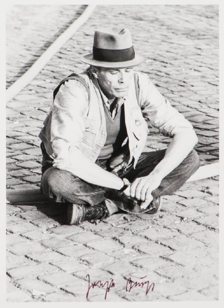 Joseph Beuys, 1921-1986, Werner Krüger, geb. 1917, Fotografie von Joseph Beuys, Silbergelatineabzug, handsigniert von J. Beuys, rückseitig ...