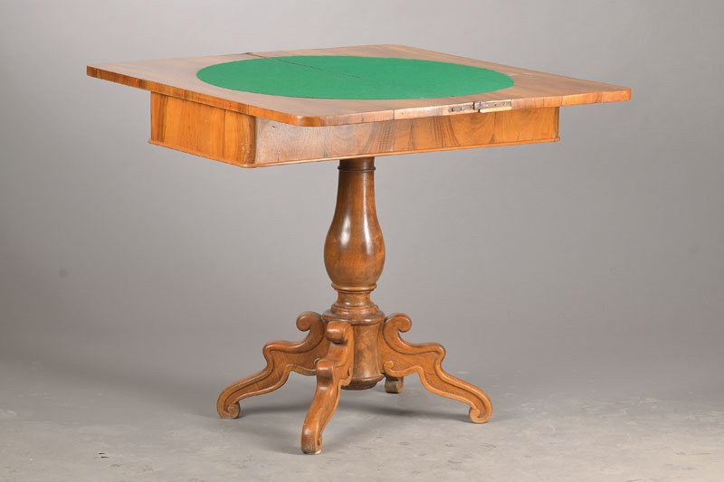 Spieltischchen, deutsch, um 1860, Nussbaumfurnier auf Kreuzfuge auf Weichholzkorpus verlegt, z.T. Nussbaum massiv,Platte dreh- u. aufklappbar mit ...