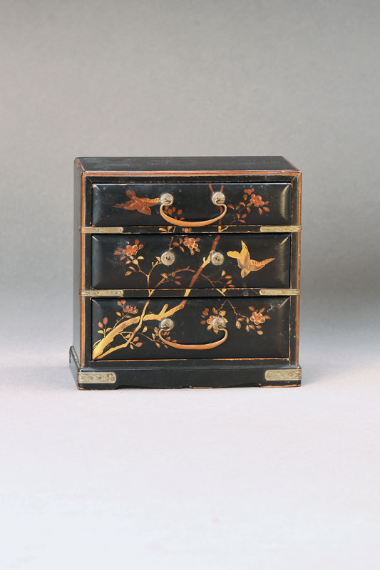 Miniatur-Lackkommode, wohl China oder Japan, um 1900, Pappel schwarz gelackt mit Chinoserie, Darstellung stilisierter Krischblüten mit Vögeln als ...