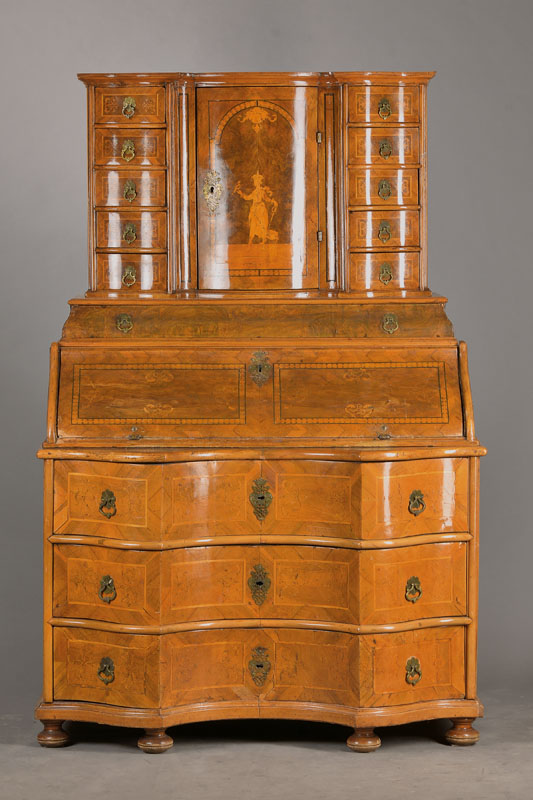 Adliger Tabernakelsekretär, wohl Raum Würzburg, um 1740/50, Nussbaum- bzw. Wurzelnussfurnier auf Weichholzkorpus, Kommodevielfach geschweift u. ...