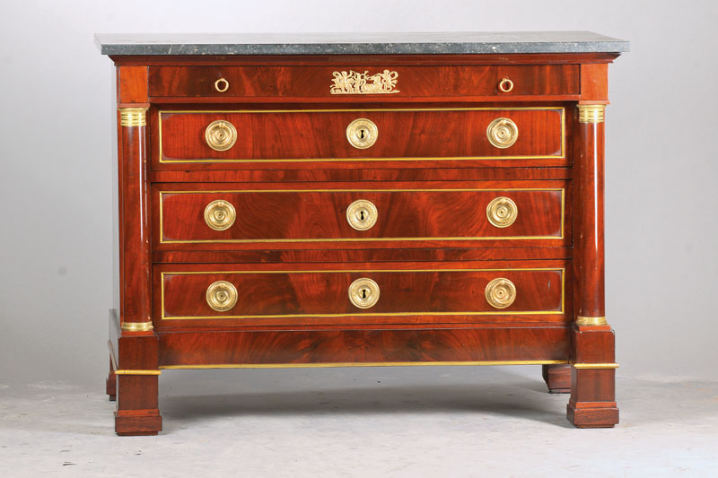 Kommode im Empire-Stil, wohl Frankreich, um 1880/90, Mahagoni furniert u. massiv, z.T. auf Weichholz- u. Nussbaumkorpus, 4-schübig, seitl. ...