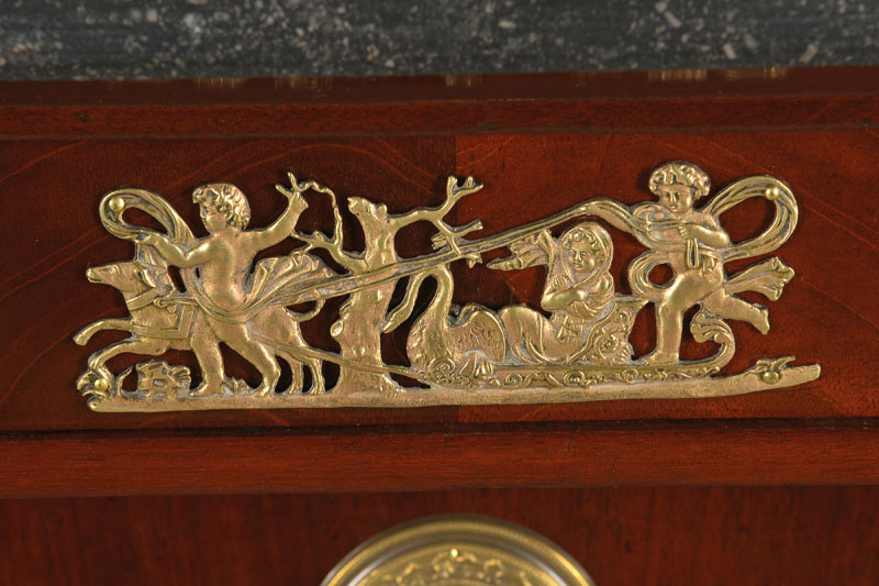 Detail a: Kommode im Empire-Stil, wohl Frankreich, um 1880/90, Mahagoni furniert u. massiv, z.T. auf Weichholz- u. Nussbaumkorpus, 4-schübig, seitl. ...
