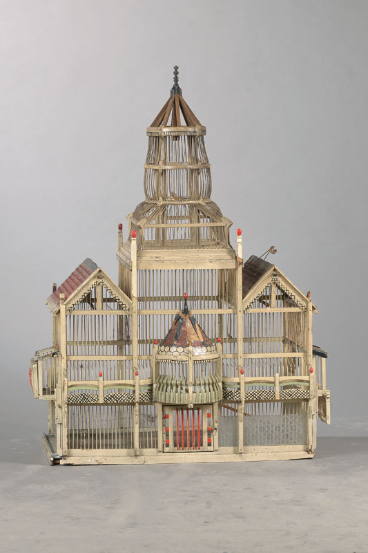 Vogelkäfig, wohl England, um 1880/90, Holzkonstruktion mit Metallgitter, architektonischer Aufbau mit mittiger Kuppel, Teile fehlen, schöne Patina ...