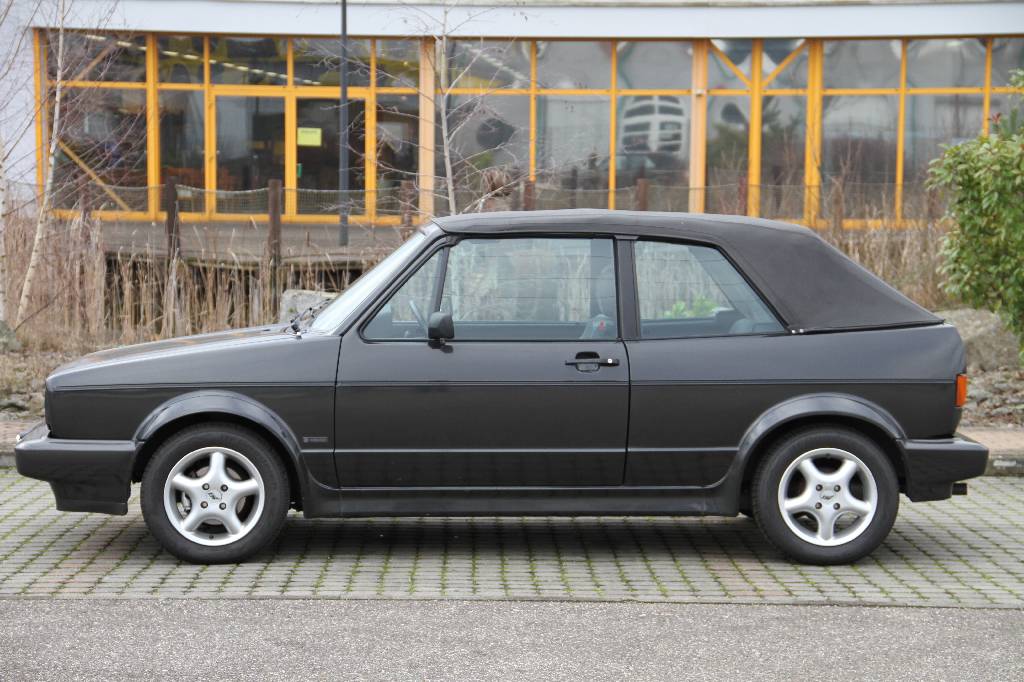 Detail b: VW Golf I Cabriolet, EZ 02.1990, Laufleistung ca. 151.212 km, HU 07.2017, 72 kW/ 98 PS, 5- Gang Schaltgetriebe, Graphitschwarz metallic, Sportsitze ...