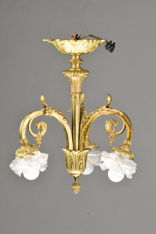 Kleiner Deckenlampe im eklektizistischen Stil, 70er Jahre, Messing in Akanthusblattausführung, Mittelstab konisch u. kanneliert, 3 Brennstellen mit ...