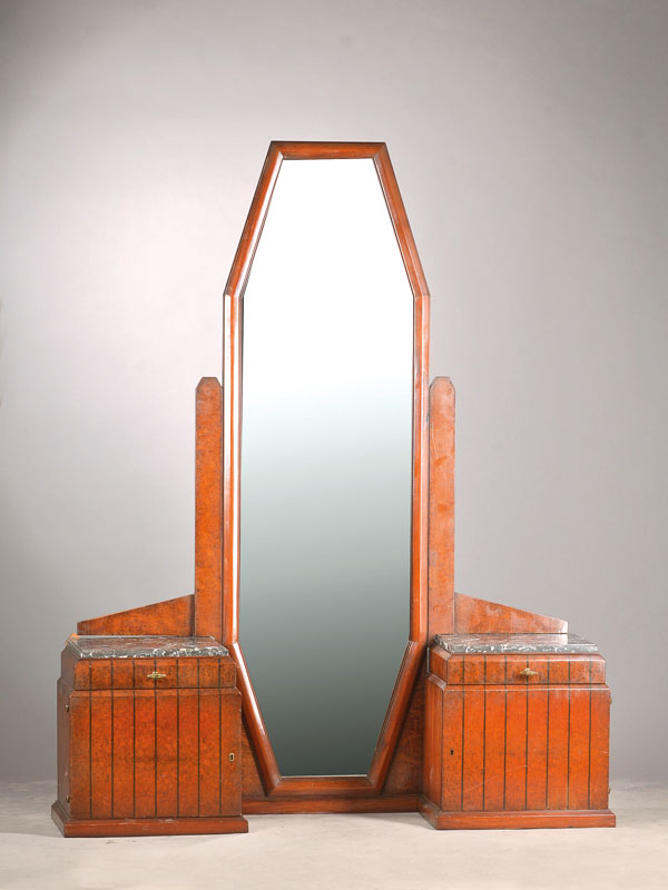 Detail a: Komplettes Schlafzimmer-Ensemble, wohl Frankreich, Art-Deco, um 1935/40, bestehend aus Kleiderschrank, Bett mit 2 Nachttischchen und Frisierschrank ...