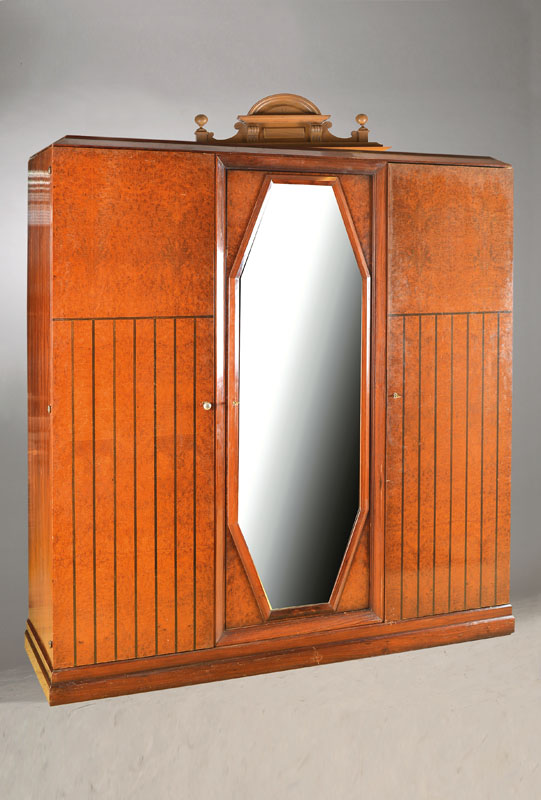 Detail b: Komplettes Schlafzimmer-Ensemble, wohl Frankreich, Art-Deco, um 1935/40, bestehend aus Kleiderschrank, Bett mit 2 Nachttischchen und Frisierschrank ...