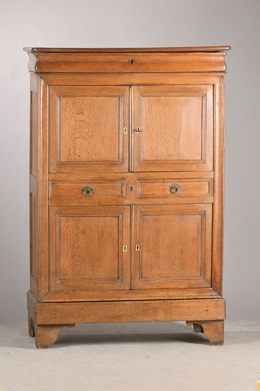 Wäscheschrank, wohl Lothringen, um 1870, Eiche massiv, auf Rahmen gearbeitet, Kopfschub mit gewölbten Seiten, Schauseite mit Wellenprofil auf ...