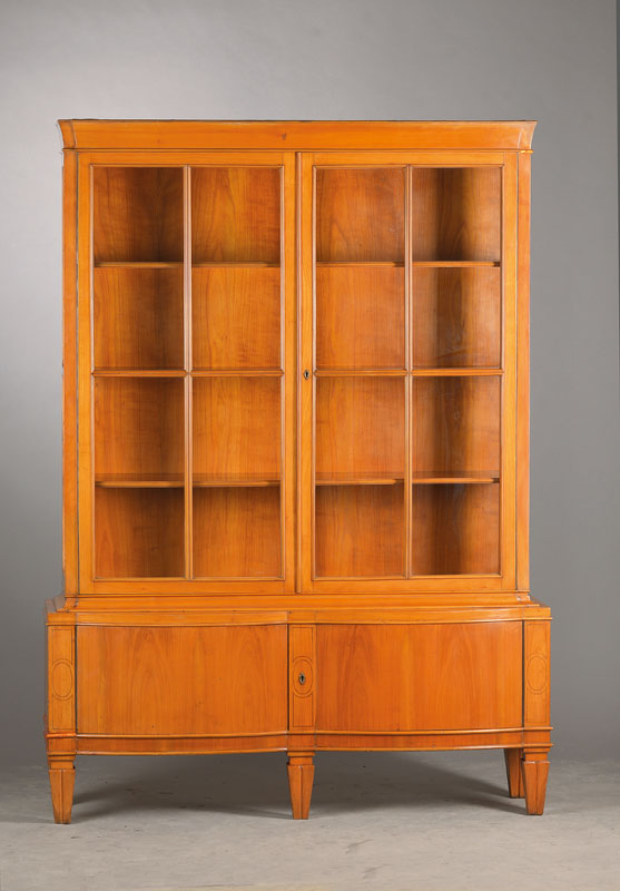 Aufsatzvitrine, deutsch, um 1910, Kirschbaummassiv, Aufsatz 2-türig verglast u. vielfach versproßt, Innen 3 Einlegeböden, Unterbau 2- türig mit ...