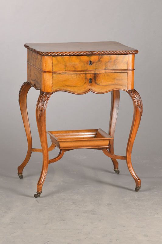 Nähtischchen, deutsch, um 1860, Wurzelnussfurnier auf Kreuzfuge verlegt, Nussbaum auf Weichholzkorpus, 2-schübiger Kasten mit praktischer ...