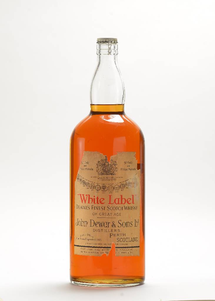 1 Großflasche John Dewars & Sons Ltd. White Label, Dewar's finest scotch Whisky, Distillers Perth Scotland, blended, distilled and bottled in ...