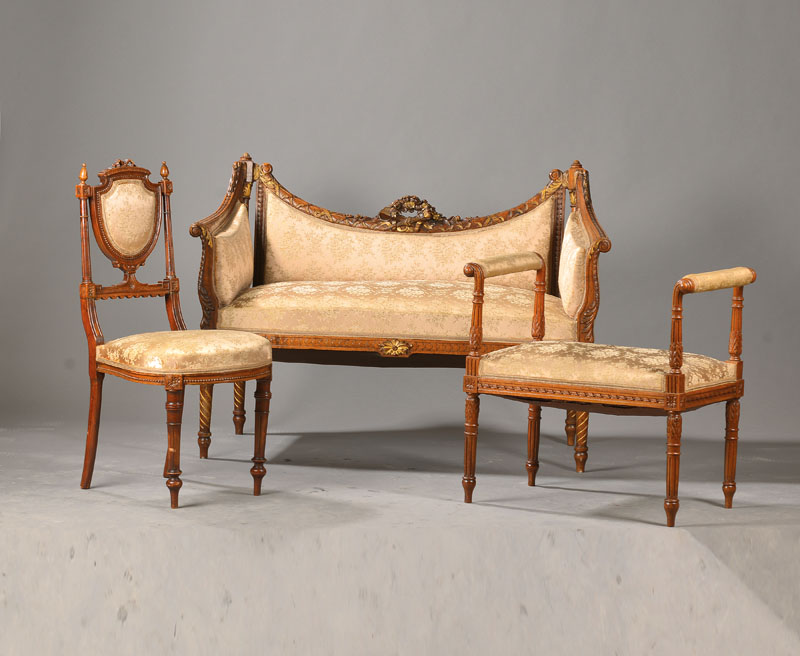 Salon-Ensemble, wohl Frankreich, um 1900, Bestehend aus 2 Stühlen, einer Gondel u. einem Canapé, Mahagoni massiv, nach dem Vorbild von1770/80, ...