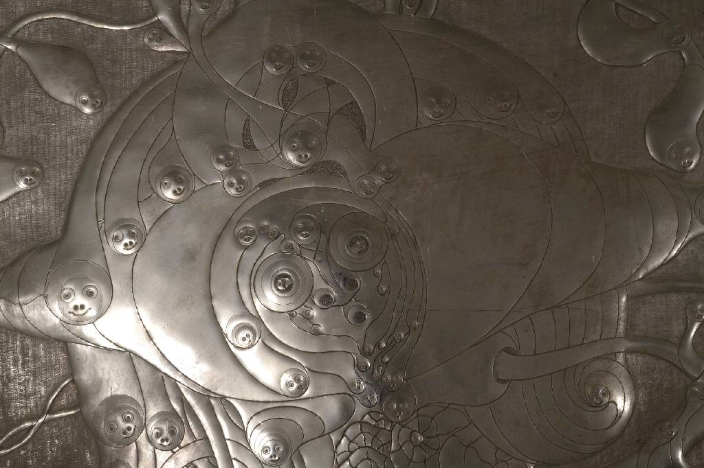 Detail b: Zeitgenössischer Künstler, Reliefbild, Kupfer verzinnt, links unten signiert Ardi, ca. 98x121cm, Ecken abgekantet