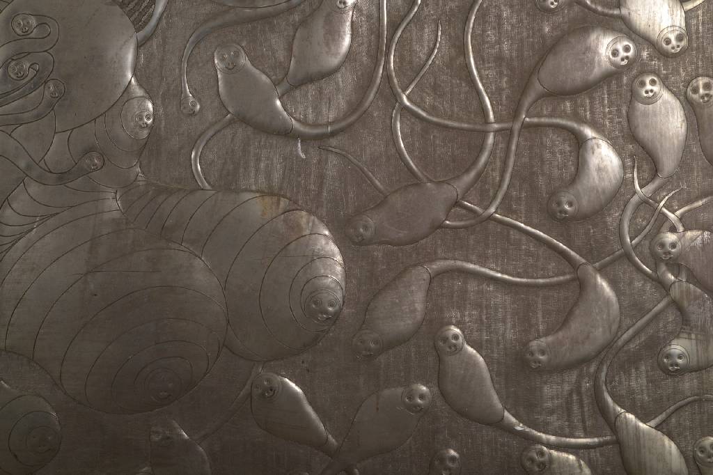 Detail c: Zeitgenössischer Künstler, Reliefbild, Kupfer verzinnt, links unten signiert Ardi, ca. 98x121cm, Ecken abgekantet
