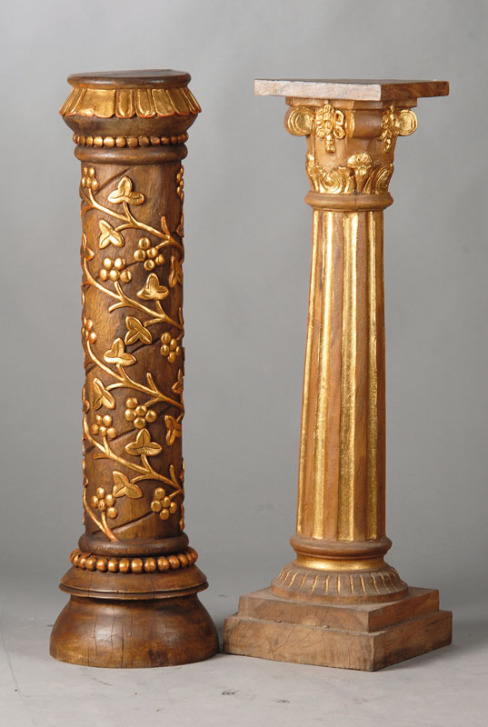 Paar Postamente/Blumensäulen, Ende 20.Jh., Hartholz mit goldgefaßtem Weinlaubdekor, schwere Qualität, H. ca. 102 cm