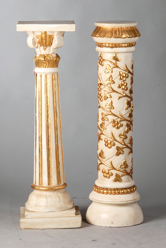 Paar Postamente/Blumensäulen, Ende 20.Jh., Hartholz weiß gefaßt mit goldgefaßtem Weinlaubdekor, schwere Qualität, H. ca. 102 cm