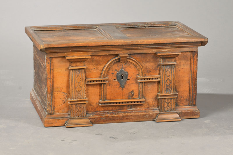Zunftstruhe, wohl Raum Ulm, um 1700/10, Weichholz u. Nussbaum, frontseitig aufgeblendete Fassadenelemente, Deckel doppelt gefeldert u. profiliert, ...