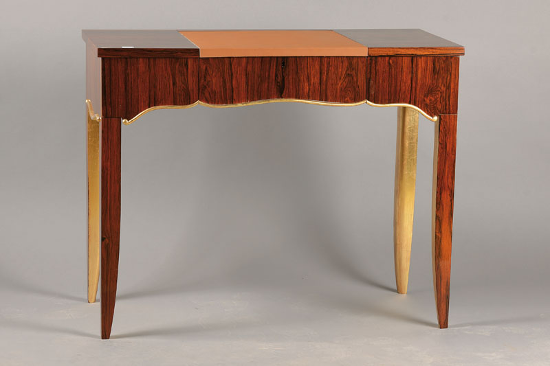 Poudreuse bzw. Schreibtischchen, um 1926/28, Palisanderfurnier, z.T. Mahagoni u. Pappel massiv, 2-schübig, mittige mit Leder beschlagene Platte ...