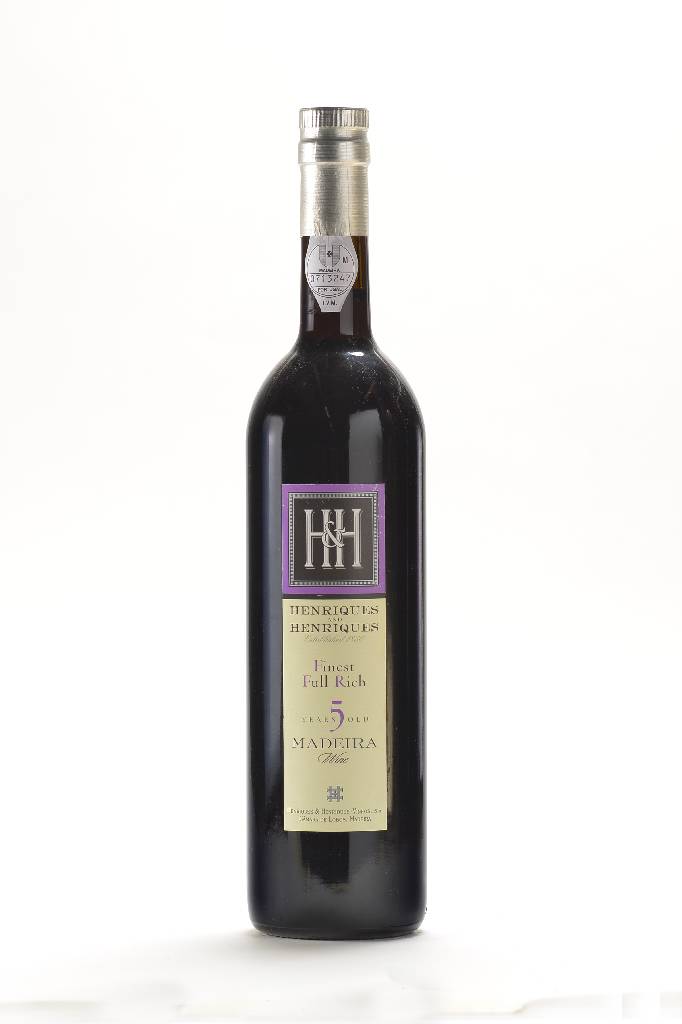 9 Flaschen Henriques & Henriques Madeira, 4x 10 years old Bual, upper mid shoulder- intoneck, 3x 10 years old Sercial, top shoulder -into neck, 2x ...
