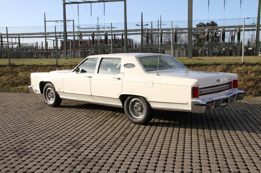 Detail b: Ford Lincoln Continental S.C.V.1, aus dem Besitz seiner Heiligkeit des Papstes Johannes Paul II, BJ 1979, 1. Hand, Laufleistung ca. 7.100 km ...
