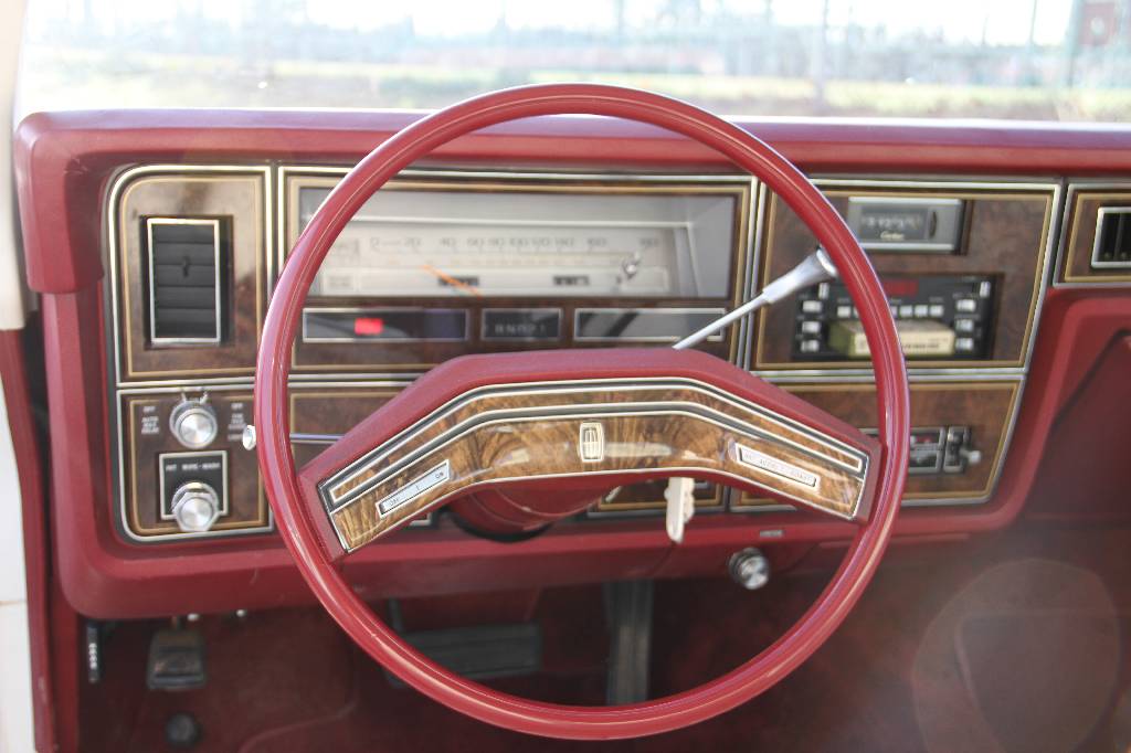 Detail g: Ford Lincoln Continental S.C.V.1, aus dem Besitz seiner Heiligkeit des Papstes Johannes Paul II, BJ 1979, 1. Hand, Laufleistung ca. 7.100 km ...