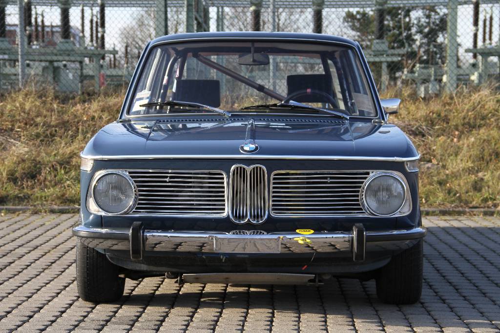 Detail b: BMW 1602 Competizione, EZ 10.1972, Laufleistung ca. 2.337 km abgelesen, H- zulassungsfähig, 80 kW/ 109 PS, 4-Zylinder, 4 -Gang Schaltgetriebe, blau, ...