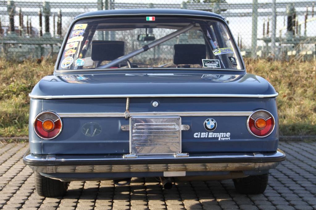 Detail d: BMW 1602 Competizione, EZ 10.1972, Laufleistung ca. 2.337 km abgelesen, H- zulassungsfähig, 80 kW/ 109 PS, 4-Zylinder, 4 -Gang Schaltgetriebe, blau, ...