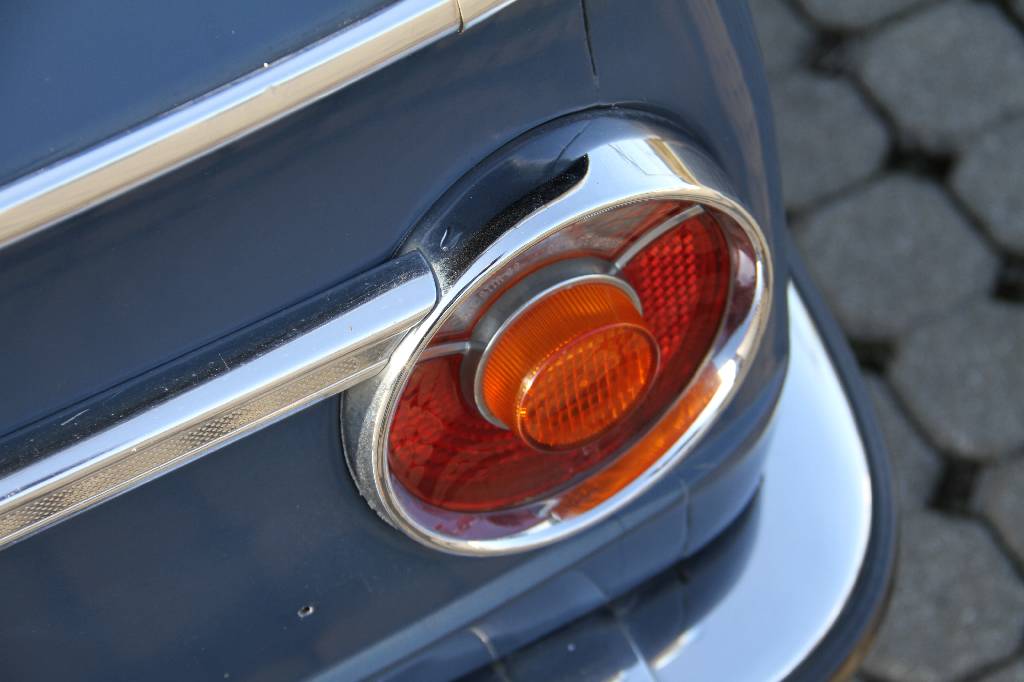 Detail h: BMW 1602 Competizione, EZ 10.1972, Laufleistung ca. 2.337 km abgelesen, H- zulassungsfähig, 80 kW/ 109 PS, 4-Zylinder, 4 -Gang Schaltgetriebe, blau, ...