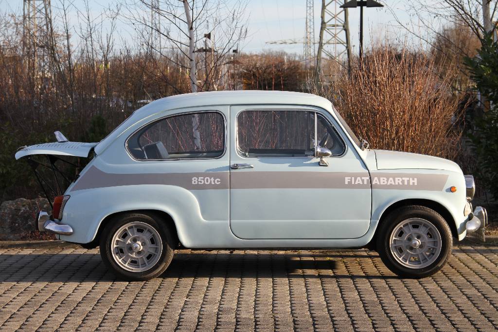 Detail b: Fiat 850 TC Clone, EZ 11.1972, Laufleistung unbekannt, HU 10.2016, H-Zulassung, 33 kW/ 45 PS, 4-Zylinder, 4-Gang Schaltgetriebe, blau, schwarz, Fiat ...