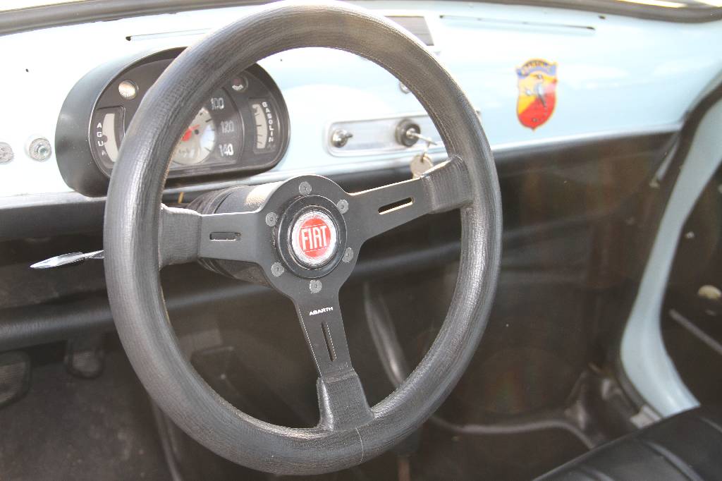 Detail h: Fiat 850 TC Clone, EZ 11.1972, Laufleistung unbekannt, HU 10.2016, H-Zulassung, 33 kW/ 45 PS, 4-Zylinder, 4-Gang Schaltgetriebe, blau, schwarz, Fiat ...