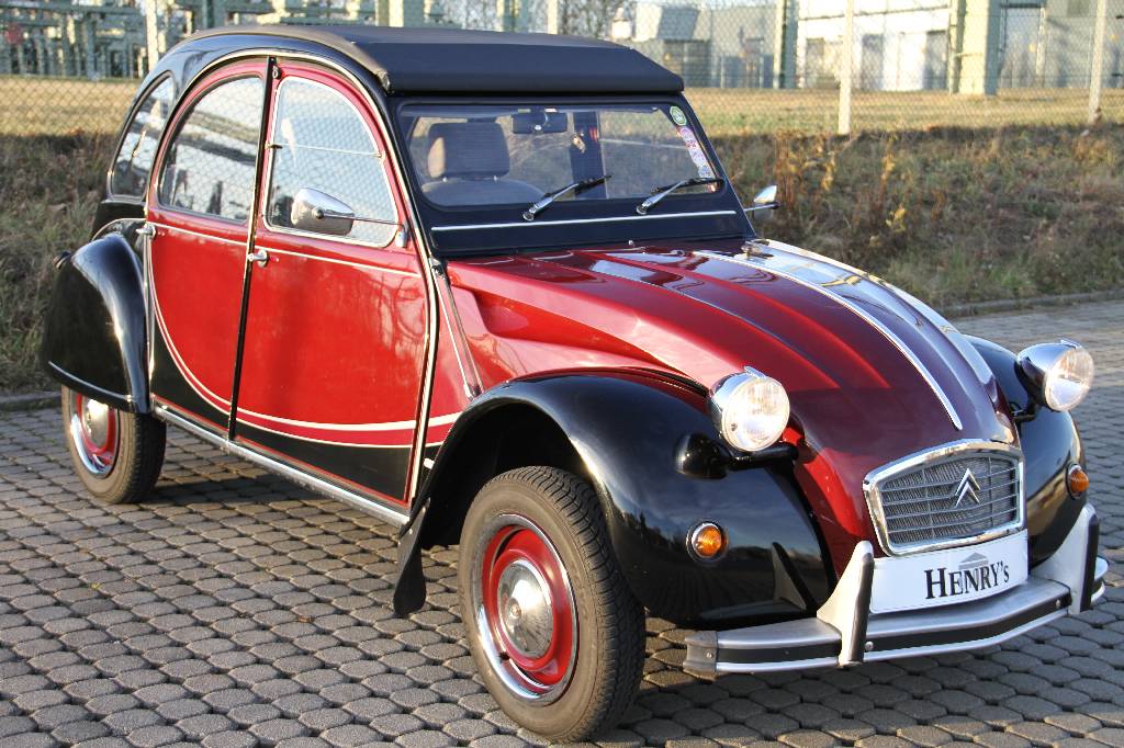 Citroen 2 CV Charleston, EZ 07.1983, Laufleistung ca. 100.000 km abgelesen, HU 04.2017, 21 kW/ 29 PS, 2-Zylinder, 4-Gang Schaltgetriebe, schwarz/rot, ...