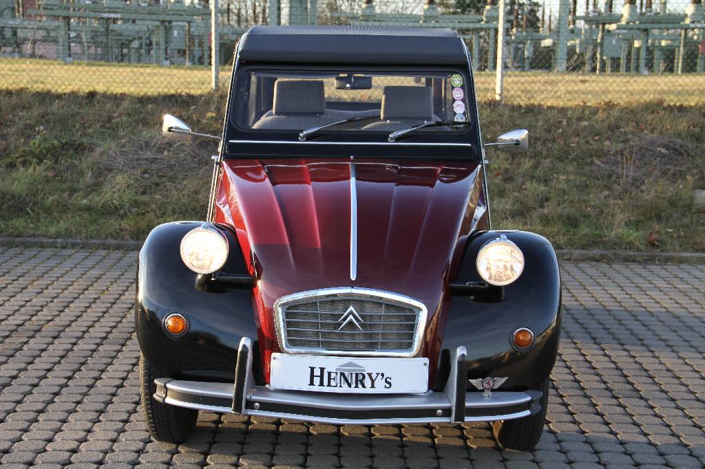Detail a: Citroen 2 CV Charleston, EZ 07.1983, Laufleistung ca. 100.000 km abgelesen, HU 04.2017, 21 kW/ 29 PS, 2-Zylinder, 4-Gang Schaltgetriebe, schwarz/rot, ...