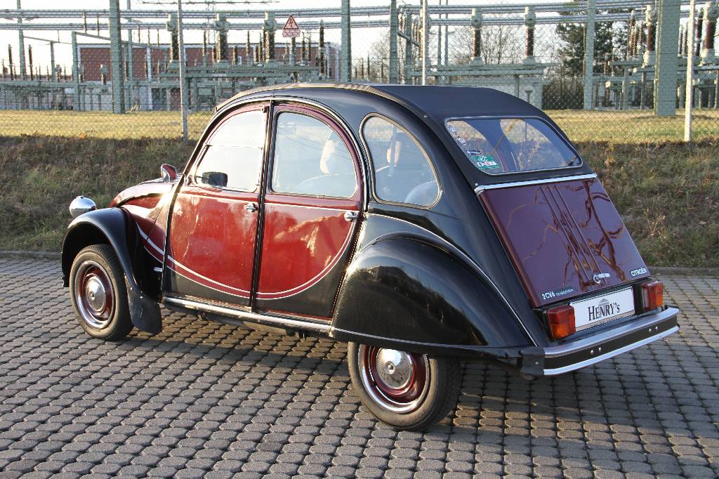 Detail b: Citroen 2 CV Charleston, EZ 07.1983, Laufleistung ca. 100.000 km abgelesen, HU 04.2017, 21 kW/ 29 PS, 2-Zylinder, 4-Gang Schaltgetriebe, schwarz/rot, ...