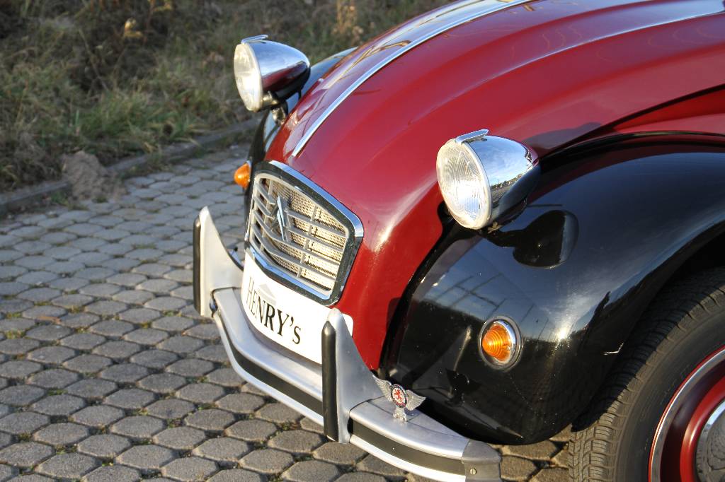 Detail d: Citroen 2 CV Charleston, EZ 07.1983, Laufleistung ca. 100.000 km abgelesen, HU 04.2017, 21 kW/ 29 PS, 2-Zylinder, 4-Gang Schaltgetriebe, schwarz/rot, ...