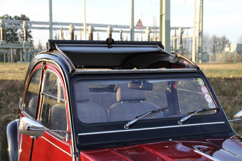 Detail e: Citroen 2 CV Charleston, EZ 07.1983, Laufleistung ca. 100.000 km abgelesen, HU 04.2017, 21 kW/ 29 PS, 2-Zylinder, 4-Gang Schaltgetriebe, schwarz/rot, ...
