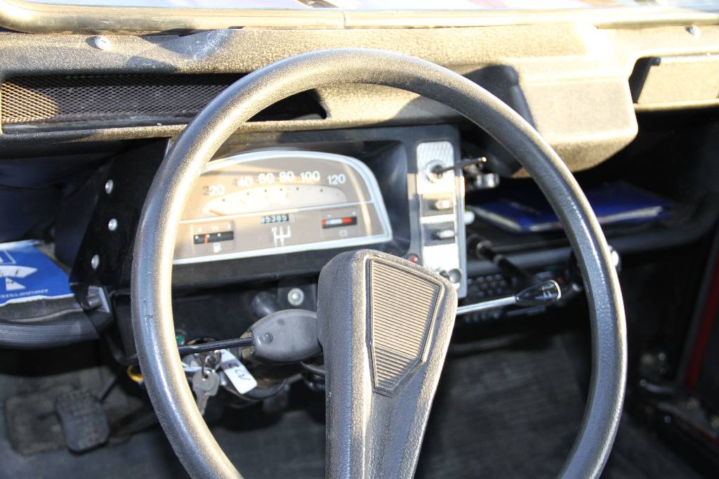 Detail g: Citroen 2 CV Charleston, EZ 07.1983, Laufleistung ca. 100.000 km abgelesen, HU 04.2017, 21 kW/ 29 PS, 2-Zylinder, 4-Gang Schaltgetriebe, schwarz/rot, ...