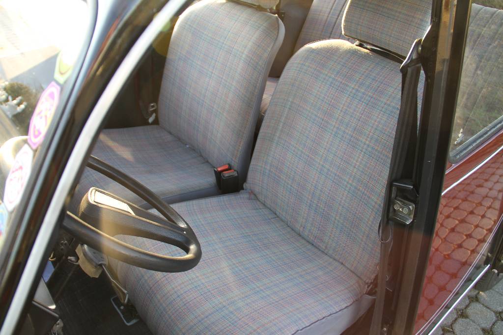 Detail h: Citroen 2 CV Charleston, EZ 07.1983, Laufleistung ca. 100.000 km abgelesen, HU 04.2017, 21 kW/ 29 PS, 2-Zylinder, 4-Gang Schaltgetriebe, schwarz/rot, ...