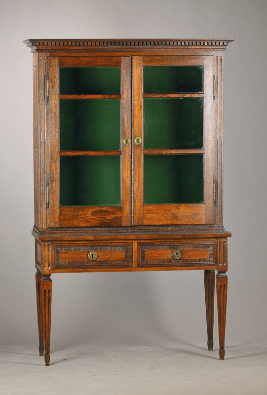 Aufsatzvitrine, süddeutsch, spätes 18.Jh., Unterbau um 1900 ergänzt, Eiche massiv, Hirnholz, Vitrinenaufsatz in klassizistischer Ornamentik mit ...