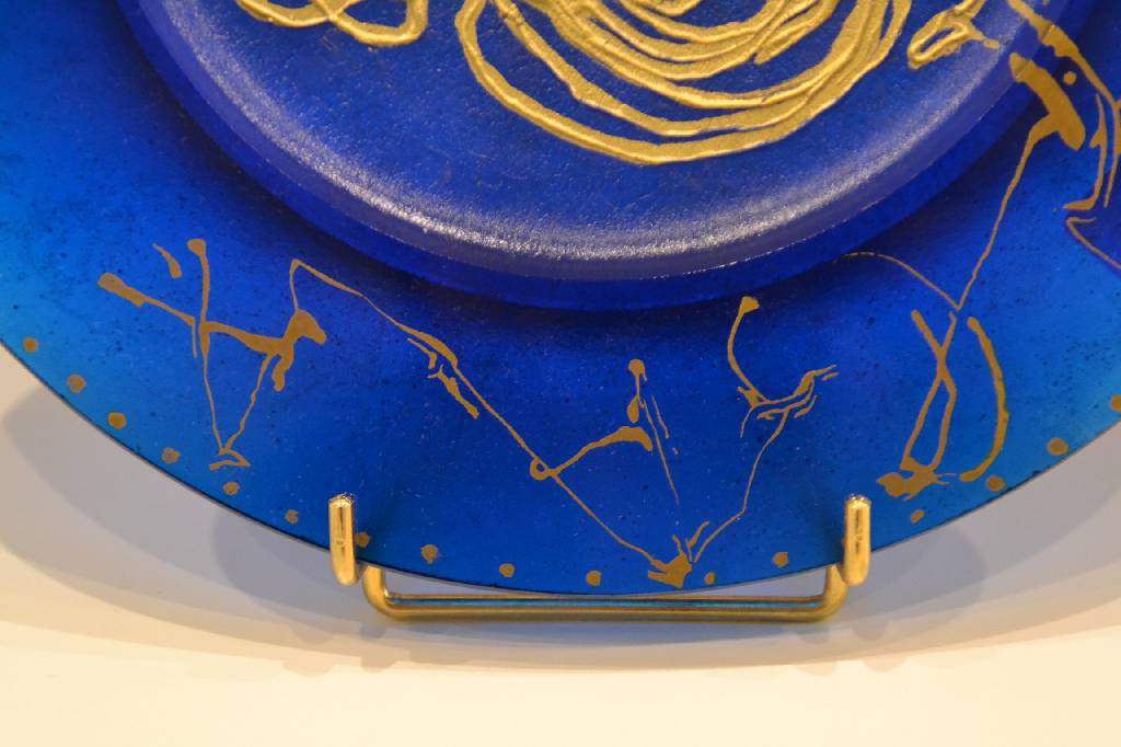 Detail a: Salvador Dali, 1904-1989, Ausformung Daum Nancy, lim. Auflage 907/2000, Glas mit blauen Pulvereinschmelzungen, sog. Pate-de-Verre, Golddekor, ...