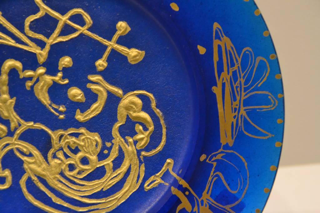 Detail b: Salvador Dali, 1904-1989, Ausformung Daum Nancy, lim. Auflage 907/2000, Glas mit blauen Pulvereinschmelzungen, sog. Pate-de-Verre, Golddekor, ...