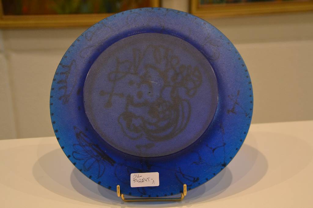Detail c: Salvador Dali, 1904-1989, Ausformung Daum Nancy, lim. Auflage 907/2000, Glas mit blauen Pulvereinschmelzungen, sog. Pate-de-Verre, Golddekor, ...