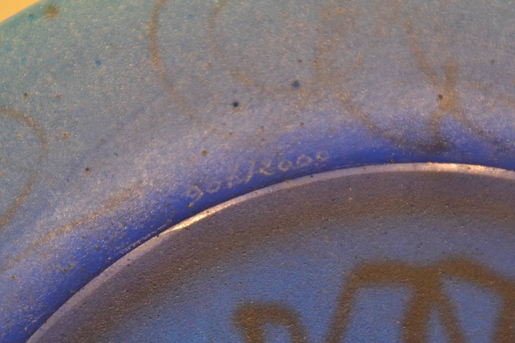 Detail d: Salvador Dali, 1904-1989, Ausformung Daum Nancy, lim. Auflage 907/2000, Glas mit blauen Pulvereinschmelzungen, sog. Pate-de-Verre, Golddekor, ...