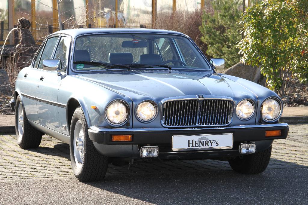 Detail b: Jaguar XJ 12, EZ 04.1989, 1. Hand, Laufleistung ca. 18.030 km original, HU 06.2017, 194 kW/ 264 PS, 12-Zylinder, Automatikgetriebe, blau-metallic, ...