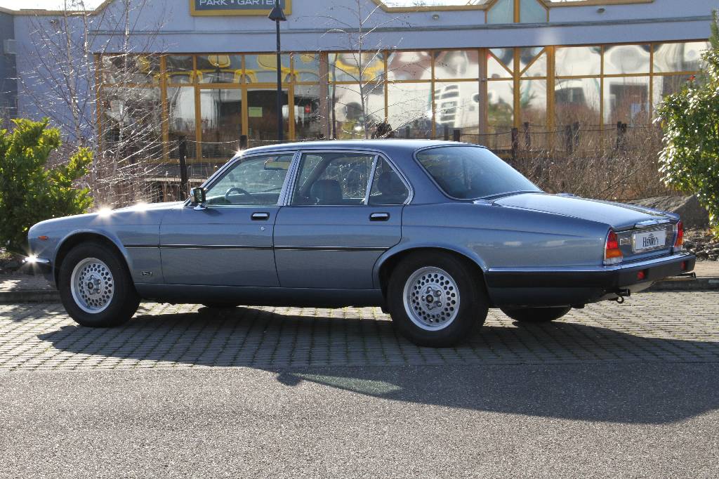 Detail c: Jaguar XJ 12, EZ 04.1989, 1. Hand, Laufleistung ca. 18.030 km original, HU 06.2017, 194 kW/ 264 PS, 12-Zylinder, Automatikgetriebe, blau-metallic, ...
