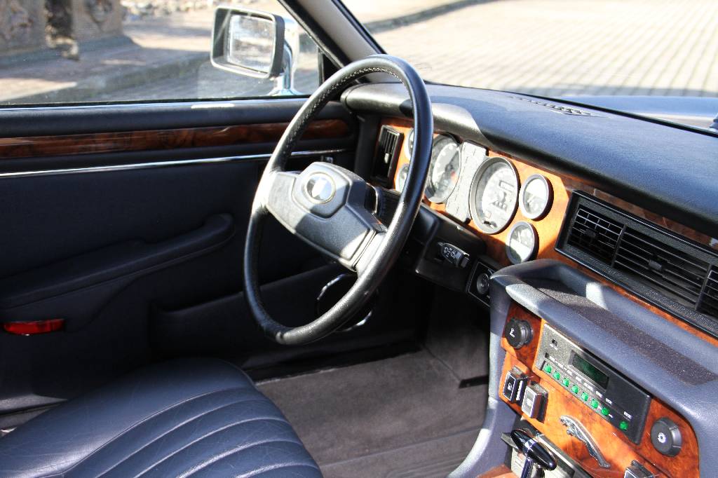 Detail e: Jaguar XJ 12, EZ 04.1989, 1. Hand, Laufleistung ca. 18.030 km original, HU 06.2017, 194 kW/ 264 PS, 12-Zylinder, Automatikgetriebe, blau-metallic, ...